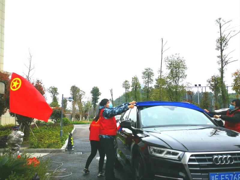 公司開展“學(xué)雷鋒、在行動(dòng)”志愿洗車服務(wù)活動(dòng)