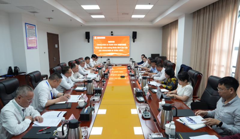 周鴻會(huì)見越南化學(xué)工業(yè)總公司寧平氮肥廠總經(jīng)理阮日憲、越南三云綜合貿(mào)易股份公司董事長謝氏青云