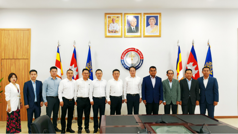 唐文方拜會柬埔寨公共事務(wù)與交通運(yùn)輸部部長賓波尼